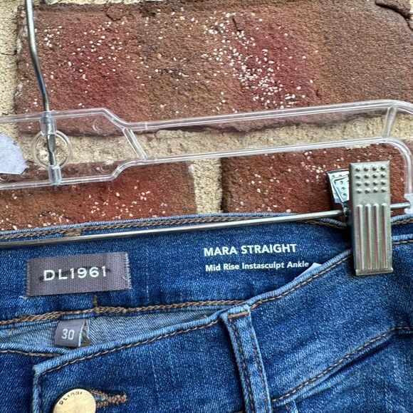DL1961 $219 Mara Mid Rise Instasculpt Straight Jeans Stellar Raw Hem Women’s 30 - Picture 7 of 11